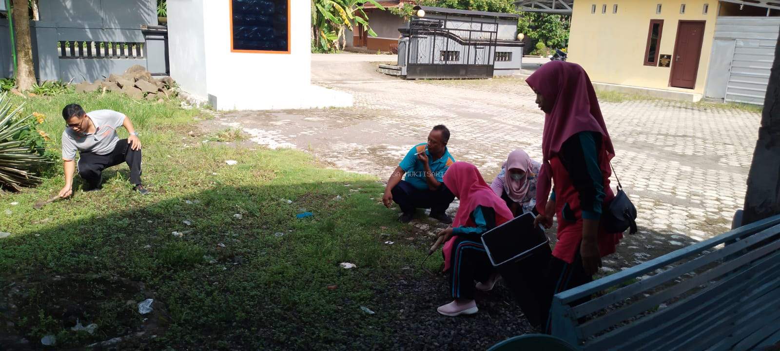 KEGIATAN JUMAT BERSIH TINGKATKAN KESADARAN LINGKUNGAN DI KELURAHAN MUKTISARI