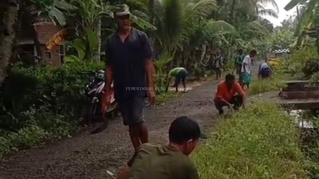 WARGA DUSUN LENTONGREJO BERSIHKAN JALAN MENYAMBUT BULAN SUCI RAMADHAN