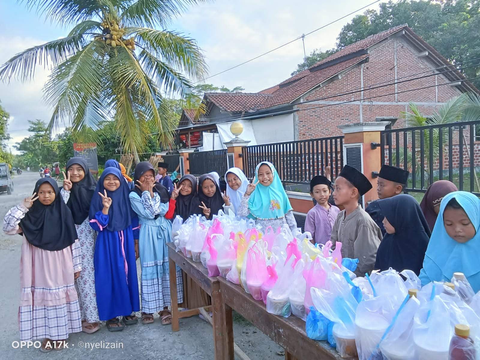PULUHAN SISWA SDN 02 MUKTISARI BAGIKAN TAKJIL GRATIS KE MASYARAKAT 