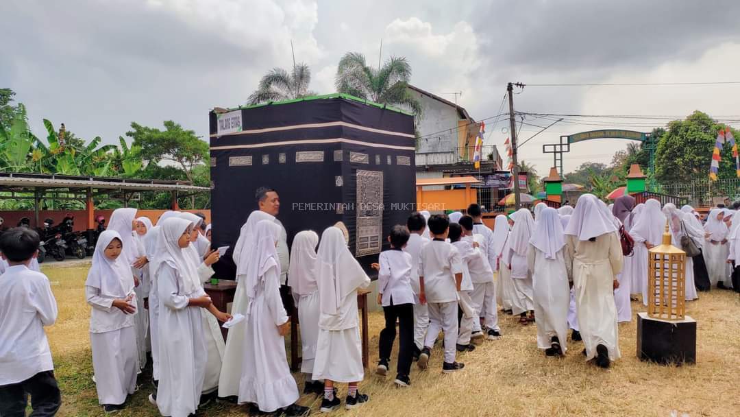 SEKOLAH DASAR NEGERI SE DESA MUKTISARI IKUTI MANASIK HAJI DAPIN 1 GANDRUNGMANGU 