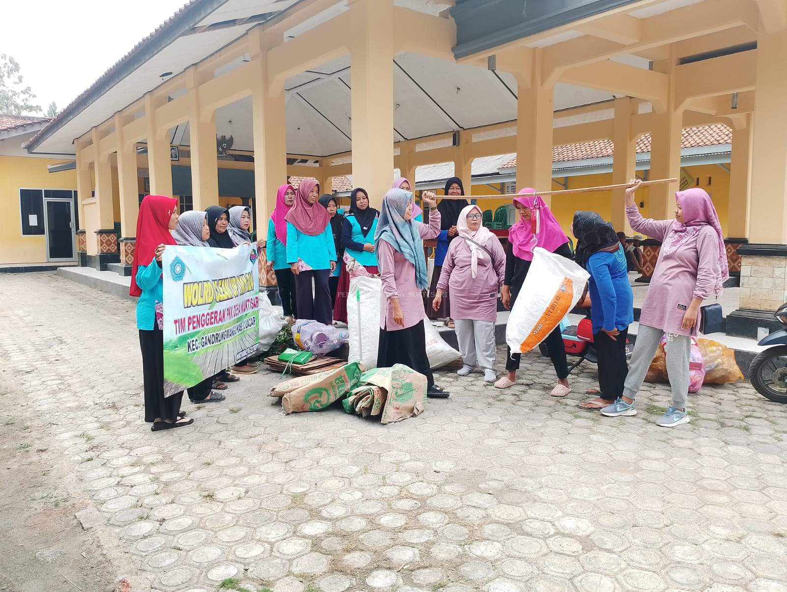 BERSIH-BERSIH DI LINGKUNGAN BALAI DESA BERSAMA PKK, KADER POSYANDU, BANK SAMPAH 