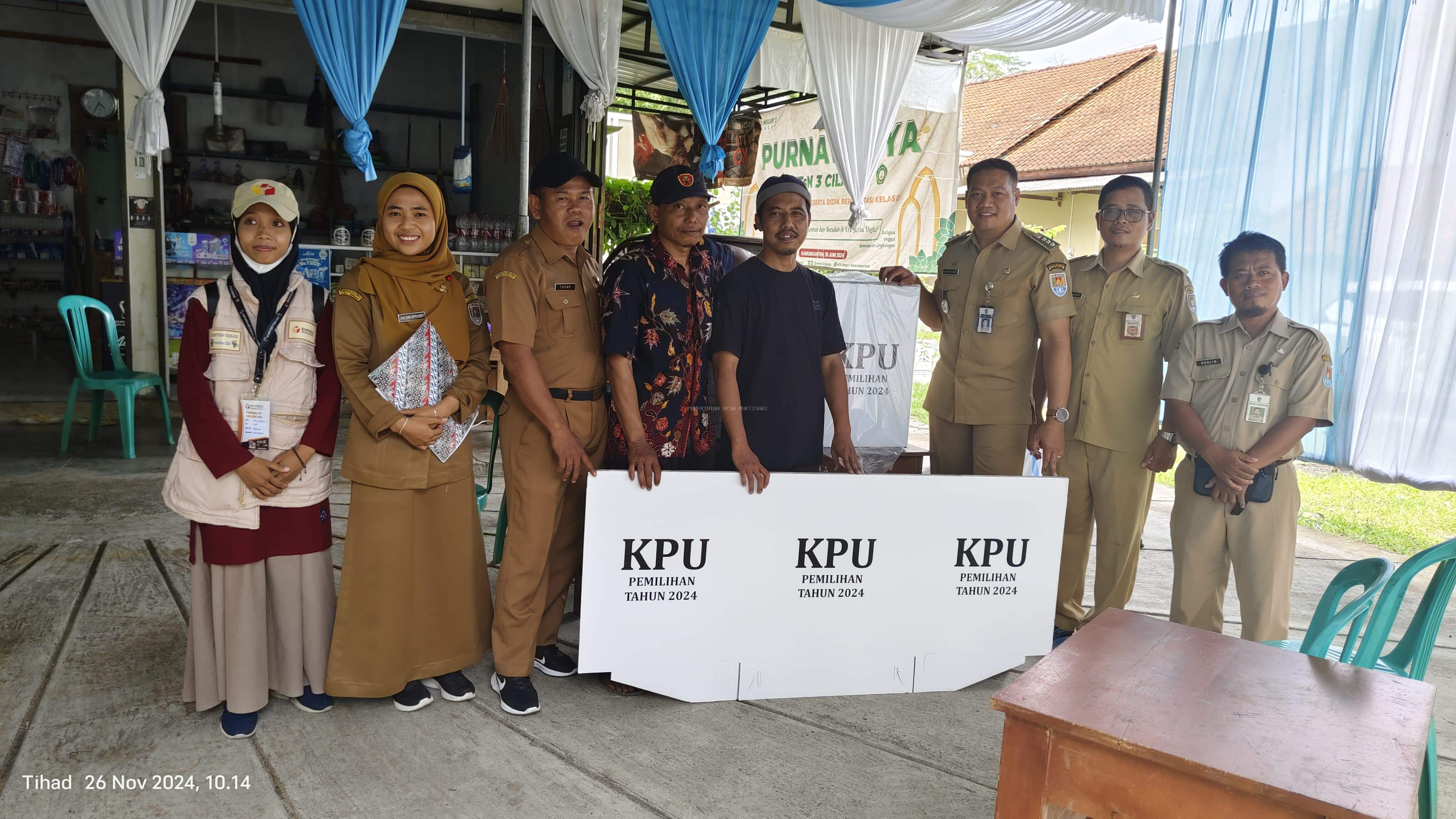 SERENTAK PPS DESA MUKTISARI BAGIKAN LOGISTIK PILKADA KE 11 TEMPAT PEMUNGUTAN SUARA 