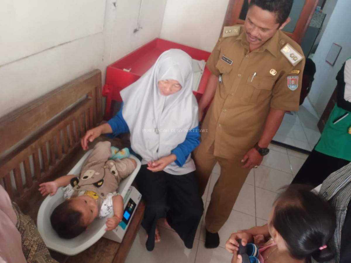 KEPALA DESA MUKTISARI PANTAU SECARA LANGSUNG PELAKSANAAN POSYANDU DI DUSUN LENTONGREJO 