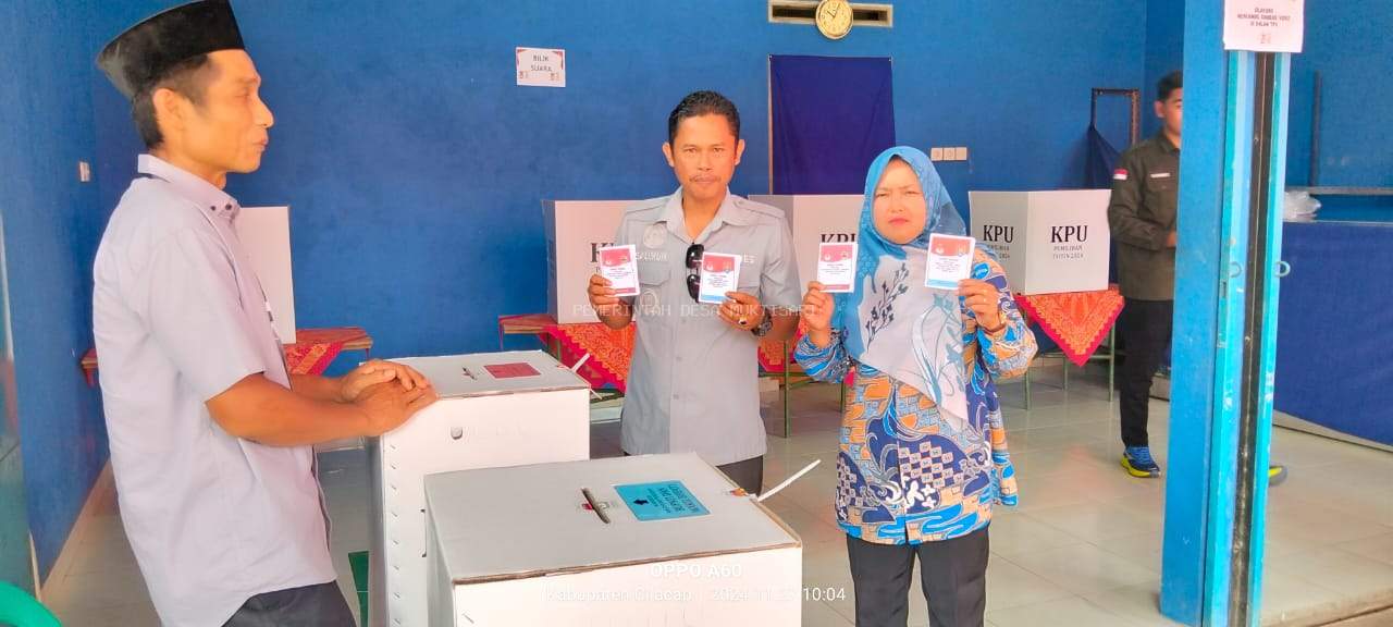 DITEMANI ISTRI KADES MUKTISARI NYOBLOS DI TPS 09 PILKADA TAHUN 2024