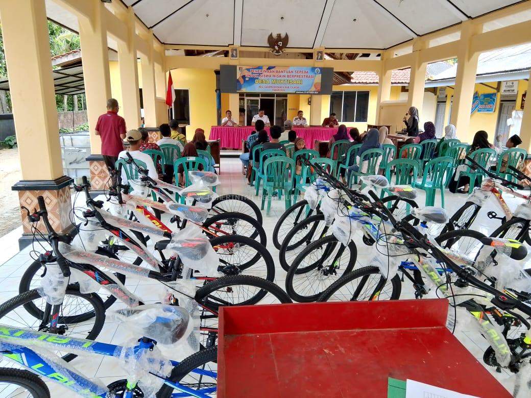 PEMDES MUKTISARI SERAHKAN BANTUAN 15 SEPEDA UNTUK SISWA KURANG MAMPU