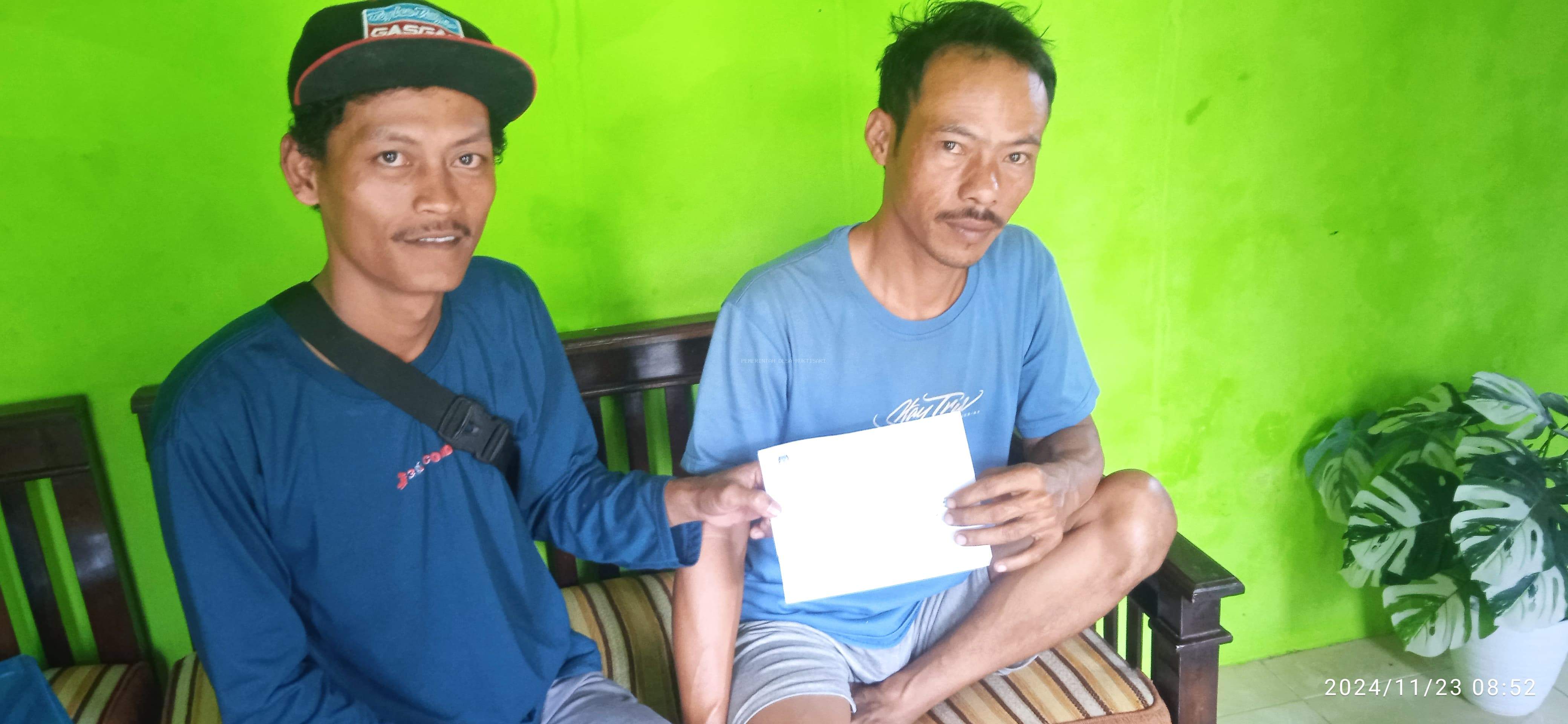 KPPS DESA MUKTISARI MULAI DIDISTRIBUSIKAN FORM C.6 UNTUK PILKADA TAHUN 2024