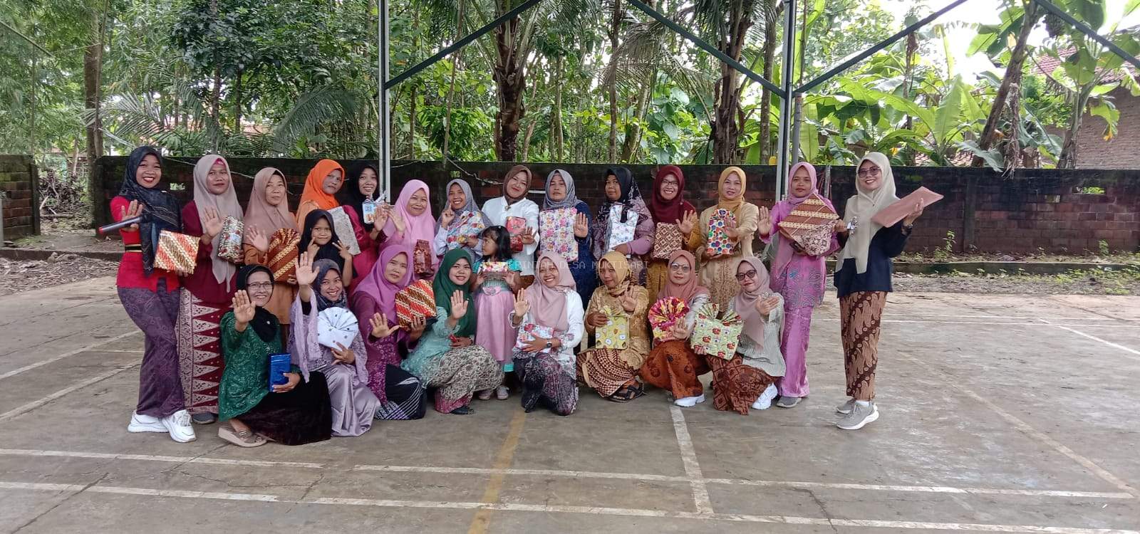 PERINGATAN HARI IBU TP PKK DESA MUKTISARI GELAR ANEKA LOMBA DENGAN MEMAKAI KEBAYA