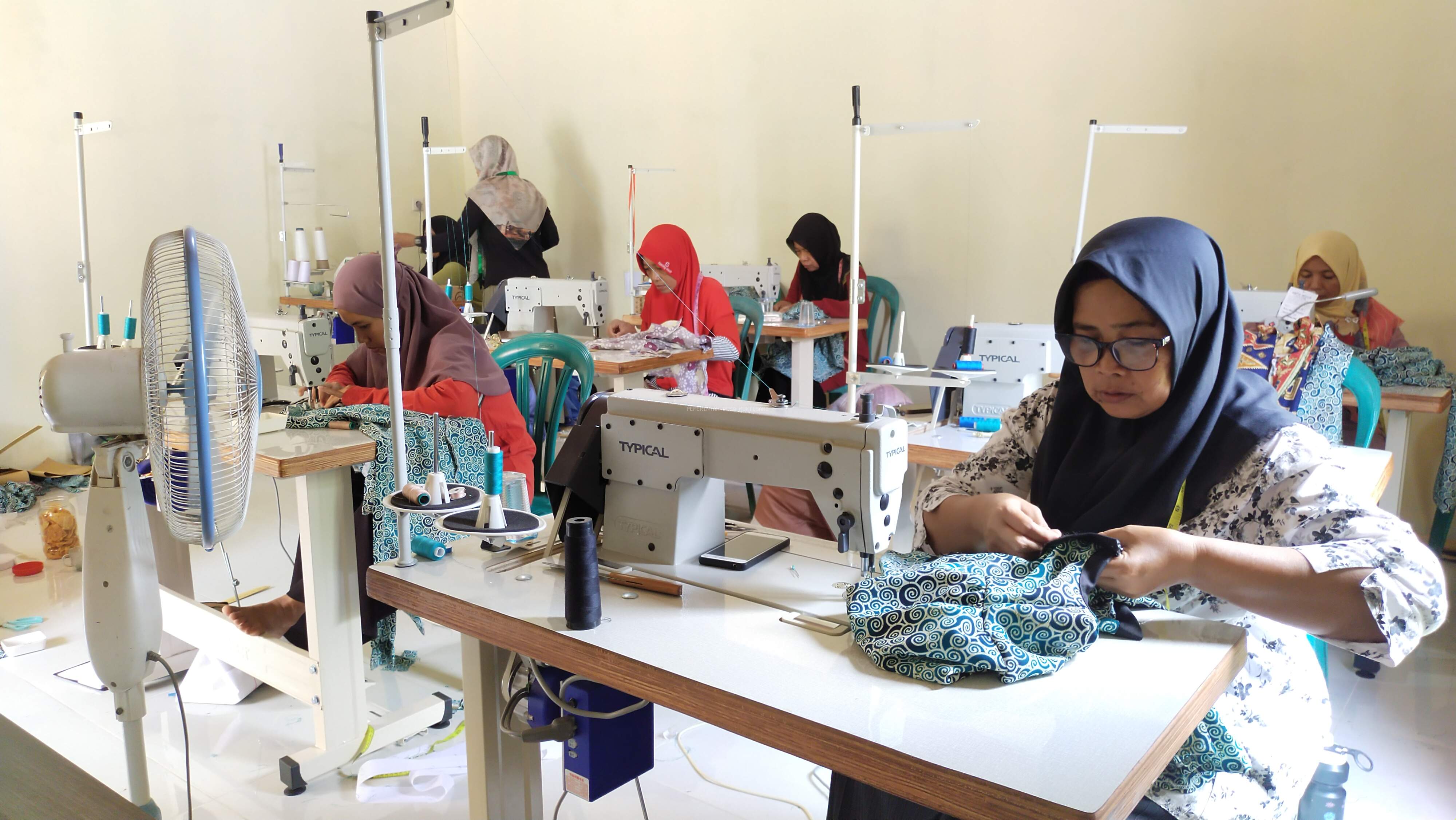 MANFAATKAN DANA DESA PULUHAN WARGA DILATIH NGELAS DAN MENJAHIT 