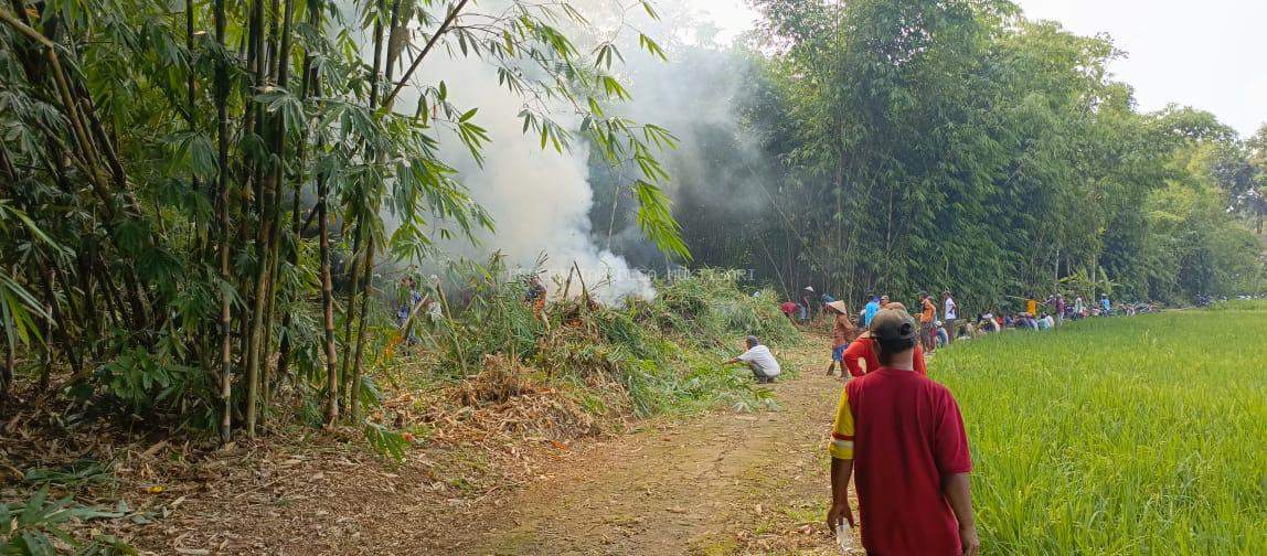 SAMBUT BULAN SUCI WARGA DESA MUKTISARI LAKUKAN KERJA BAKTI