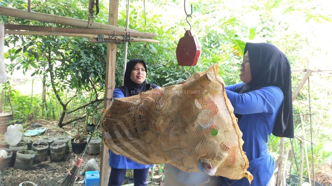 PENIMBANGAN BANK SAMPAH BULAN FEBRUARI RAIH 164.4 KG SAMPAH 