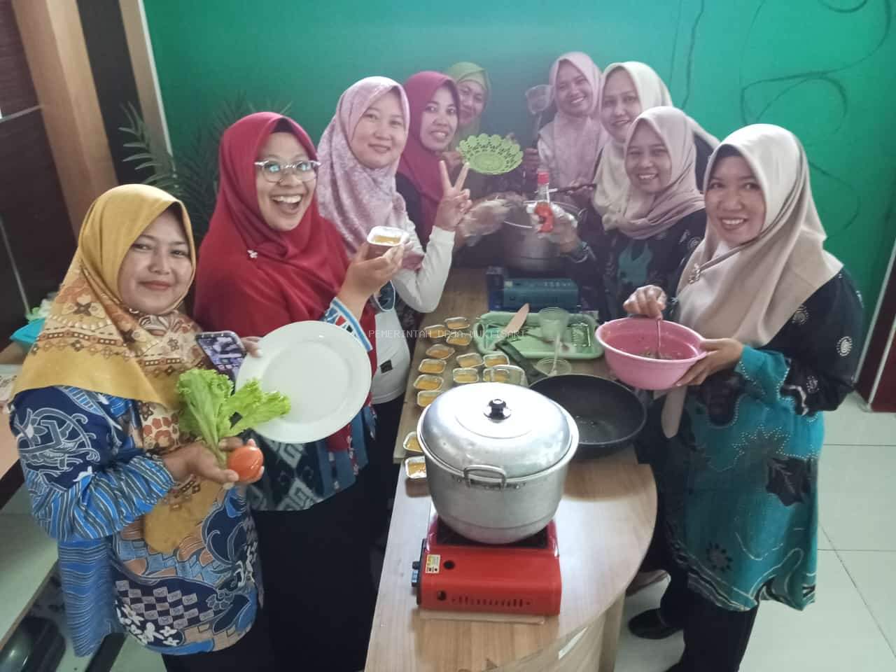 KETUA TP PKK DAN KADER MUKTISARI IKUTI PELATIHAN PENYIAPAN PMT DI PUSKESMAS GANDRUNGMANGU 