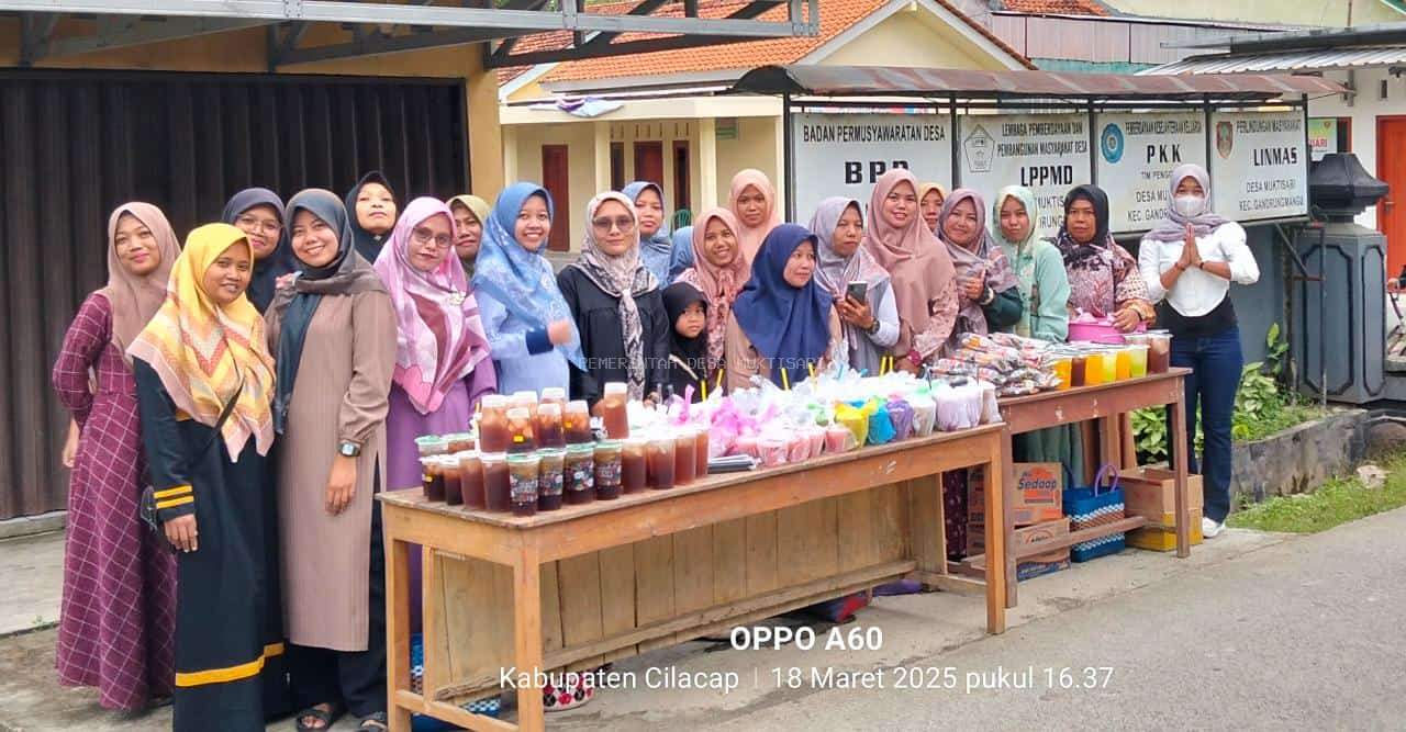 PKK DAN KADER DESA MUKTISARI BERBAGI TAKJIL DI BULAN RAMADHAN